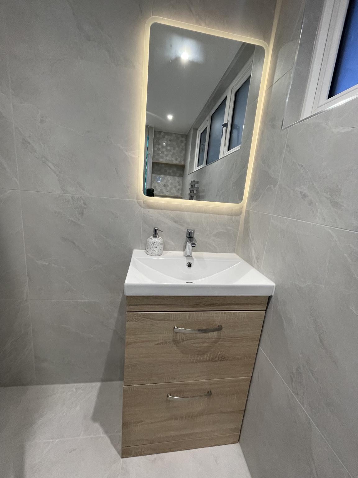 Vanity unit with illuminated mirror