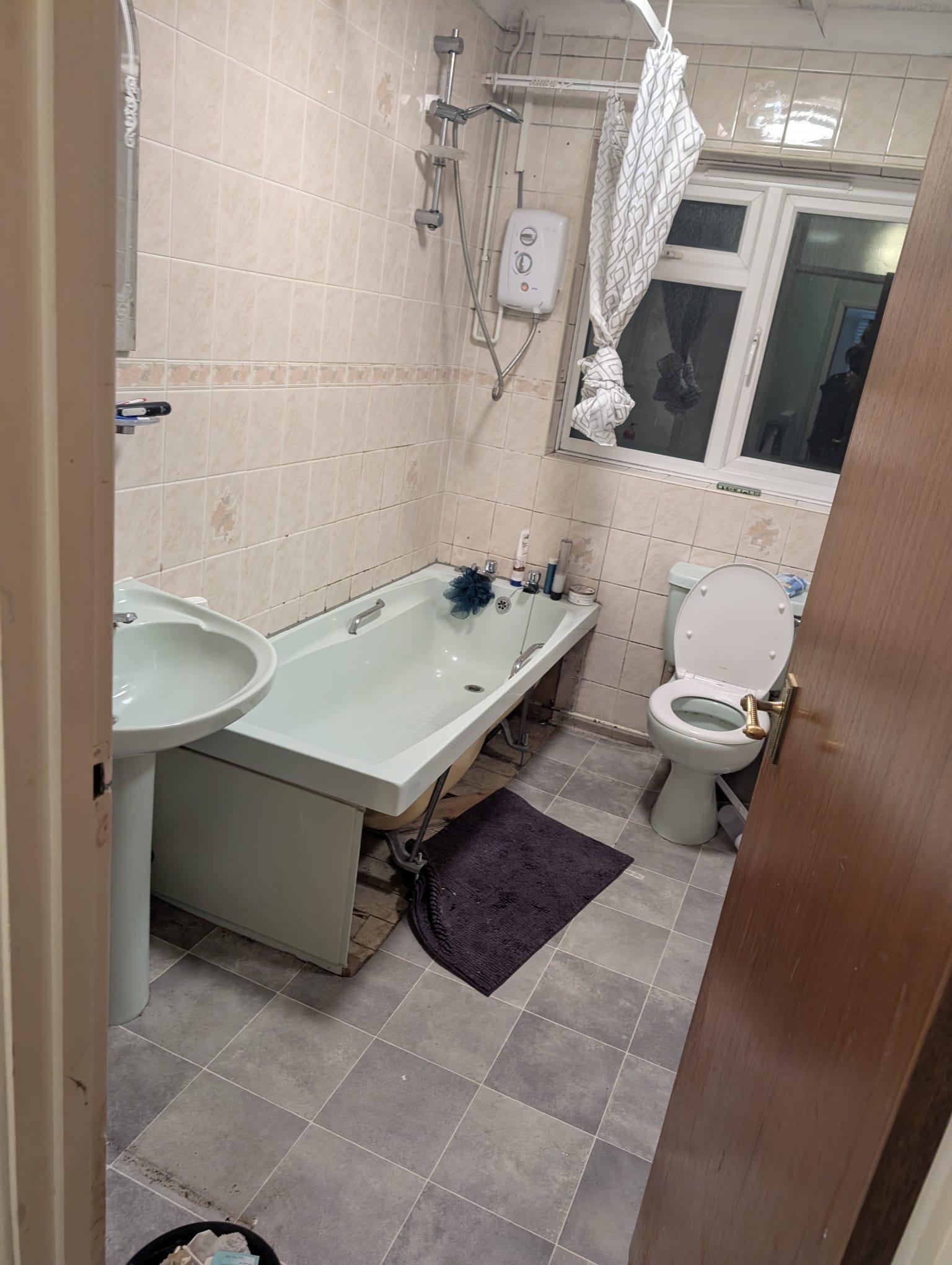 Original bath from the opposite angle
